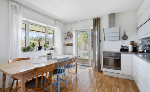 Kjøkken med direkte utgang til terrasse.